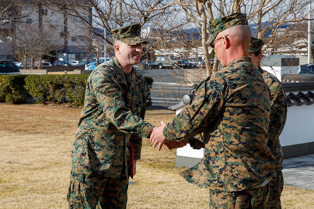 soldiers shaking hands